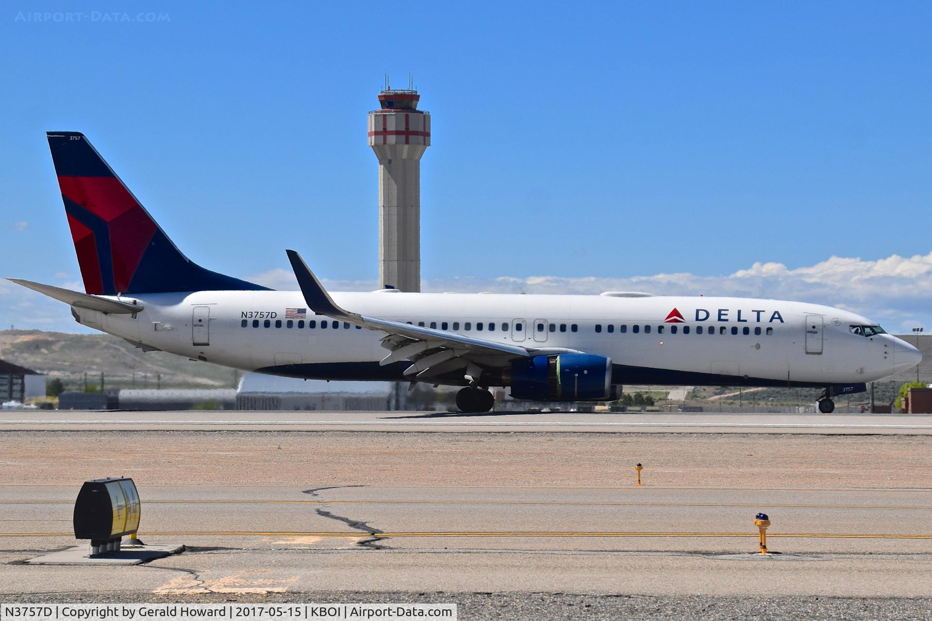 N3757D, 2001 Boeing 737-832 C/N 30813, Landing RWY 28R.