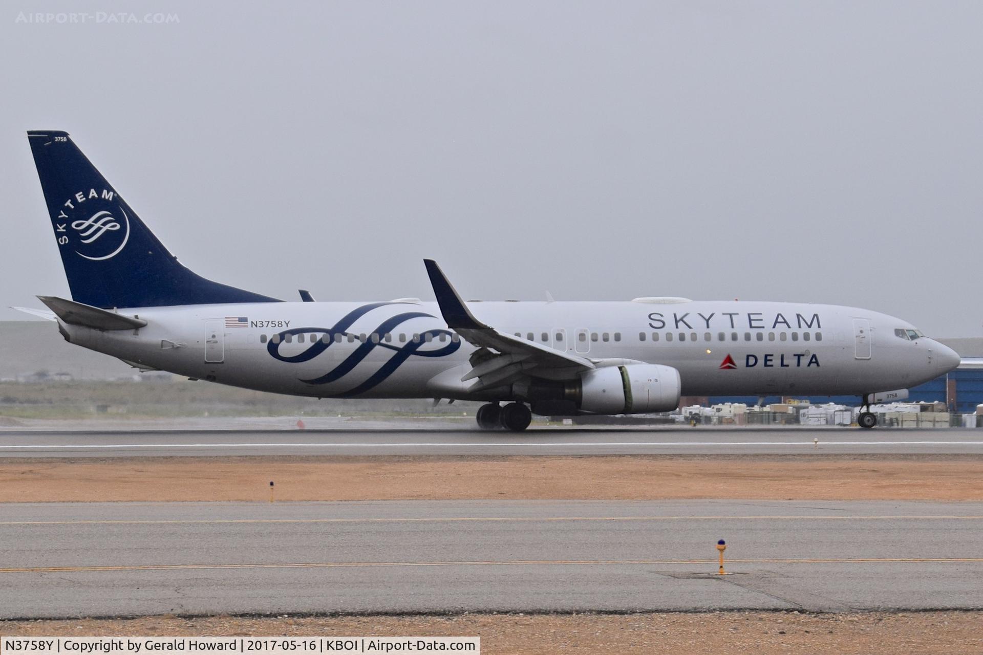 N3758Y, 2001 Boeing 737-832 C/N 30814, Landing RWY 28R.