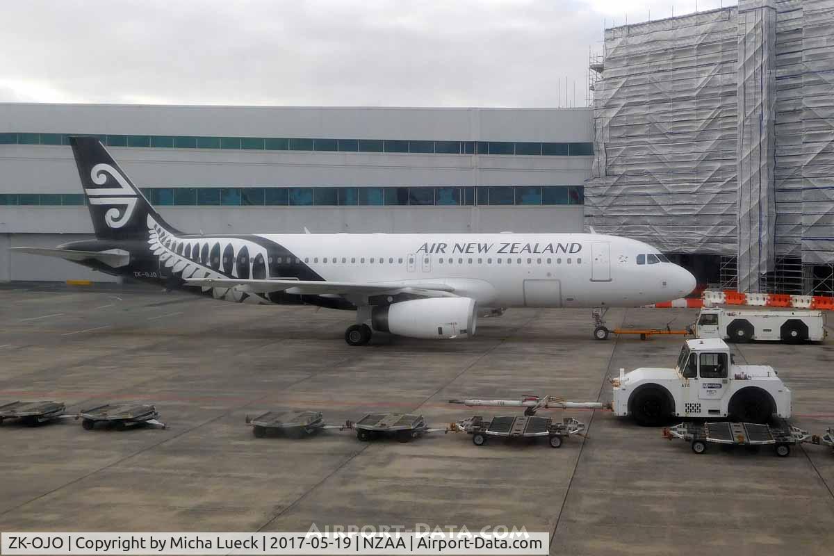 ZK-OJO, 2006 Airbus A320-232 C/N 2663, At Auckland