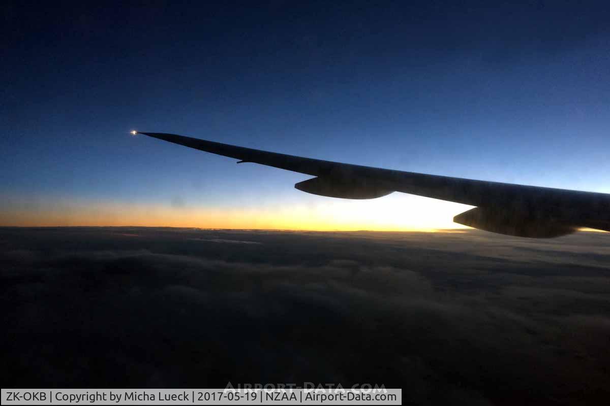 ZK-OKB, 2005 Boeing 777-219/ER C/N 34376, Sunset on the Tasman (AKL-SYD)