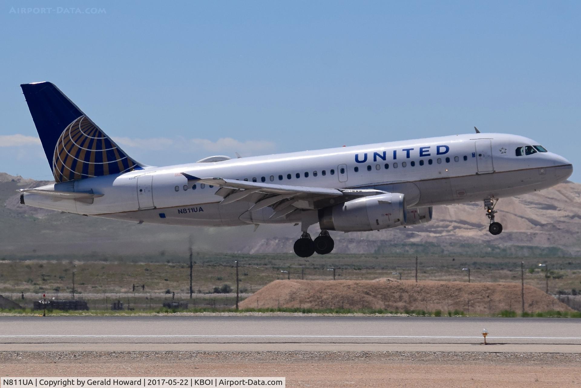 N811UA, 1998 Airbus A319-131 C/N 847, Landing RWY 28R.