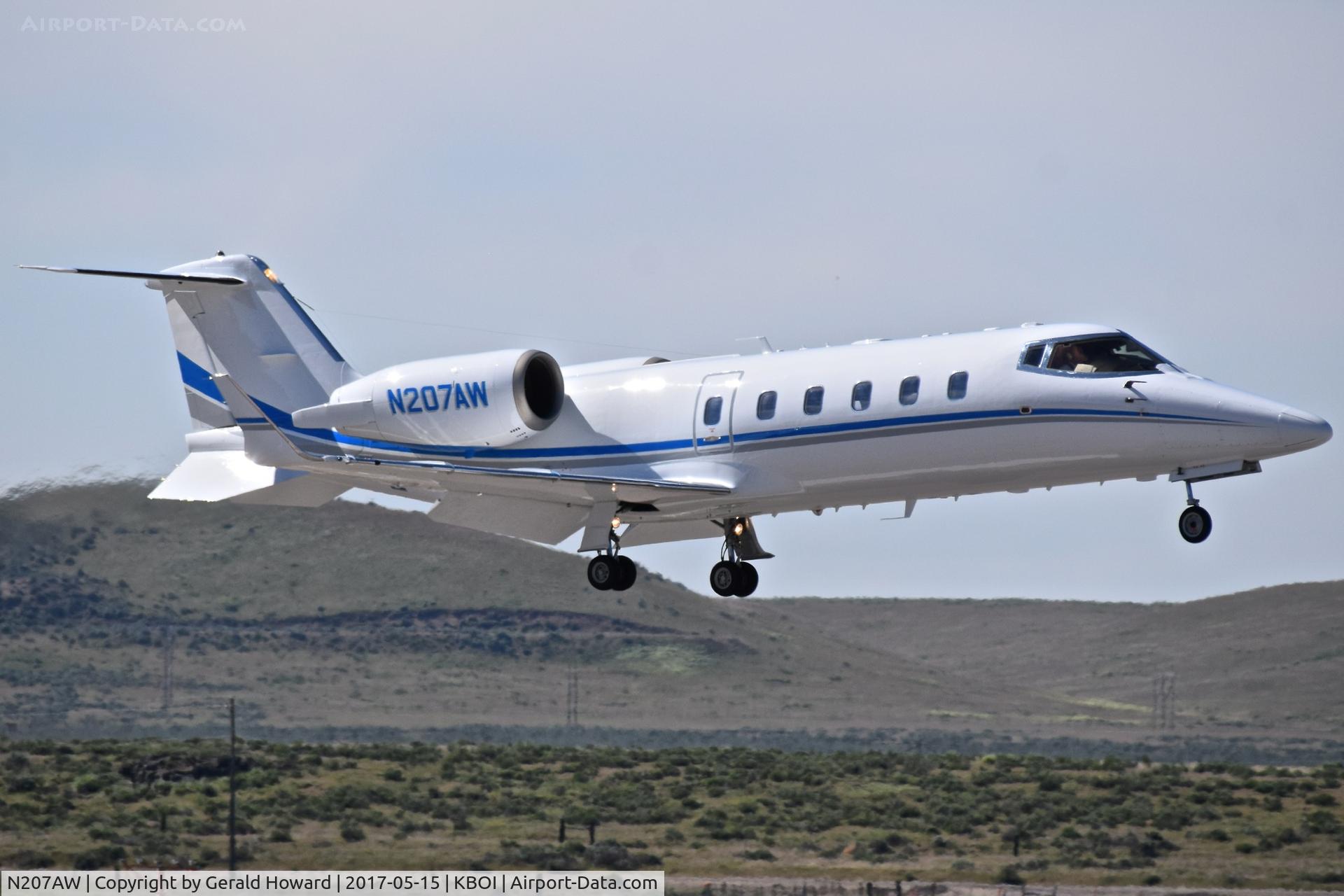 N207AW, 2005 Learjet 60 C/N 282, Landing RWY 28R.