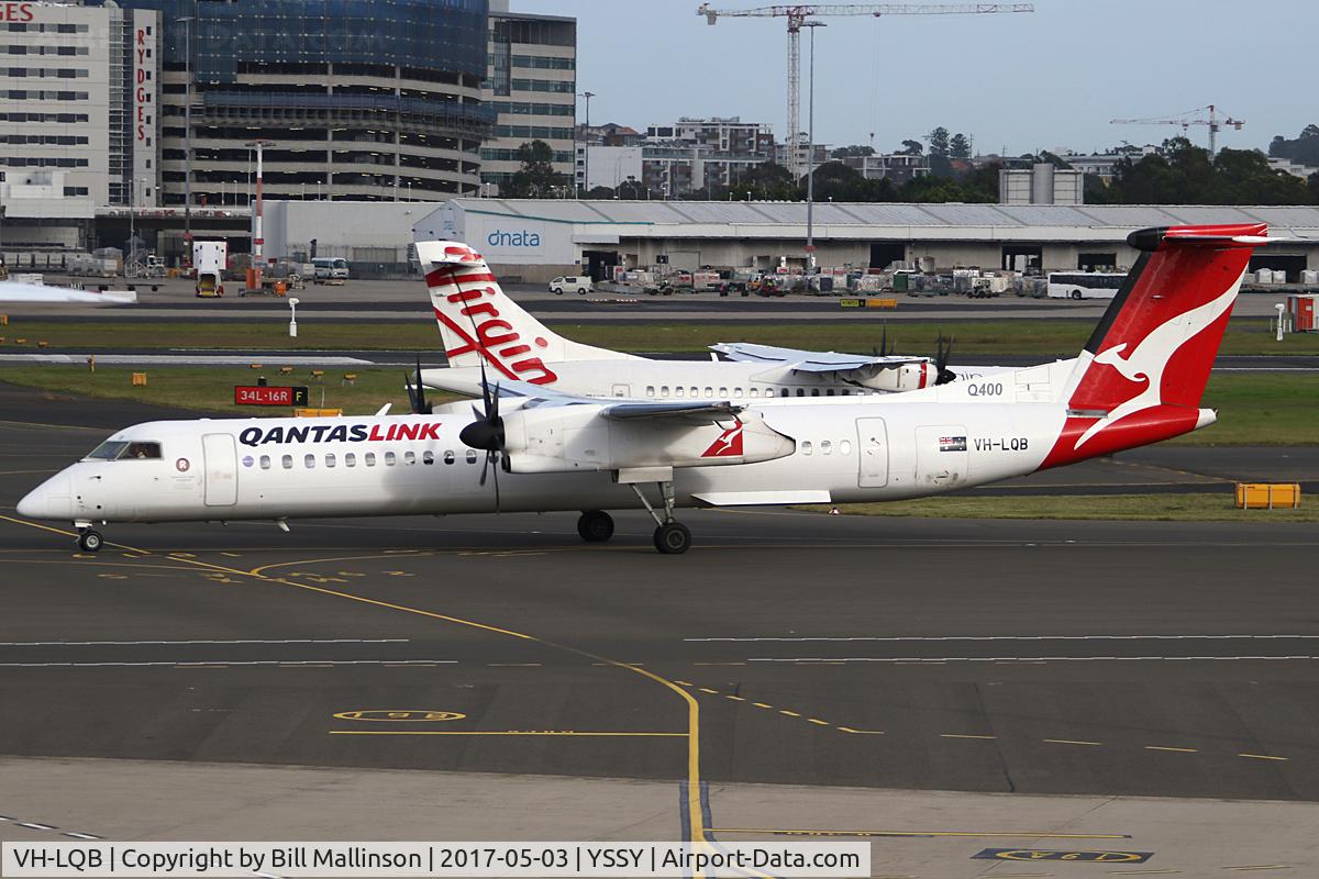 VH-LQB, 2010 Bombardier DHC-8-402 Dash 8 C/N 4343, TAXIING