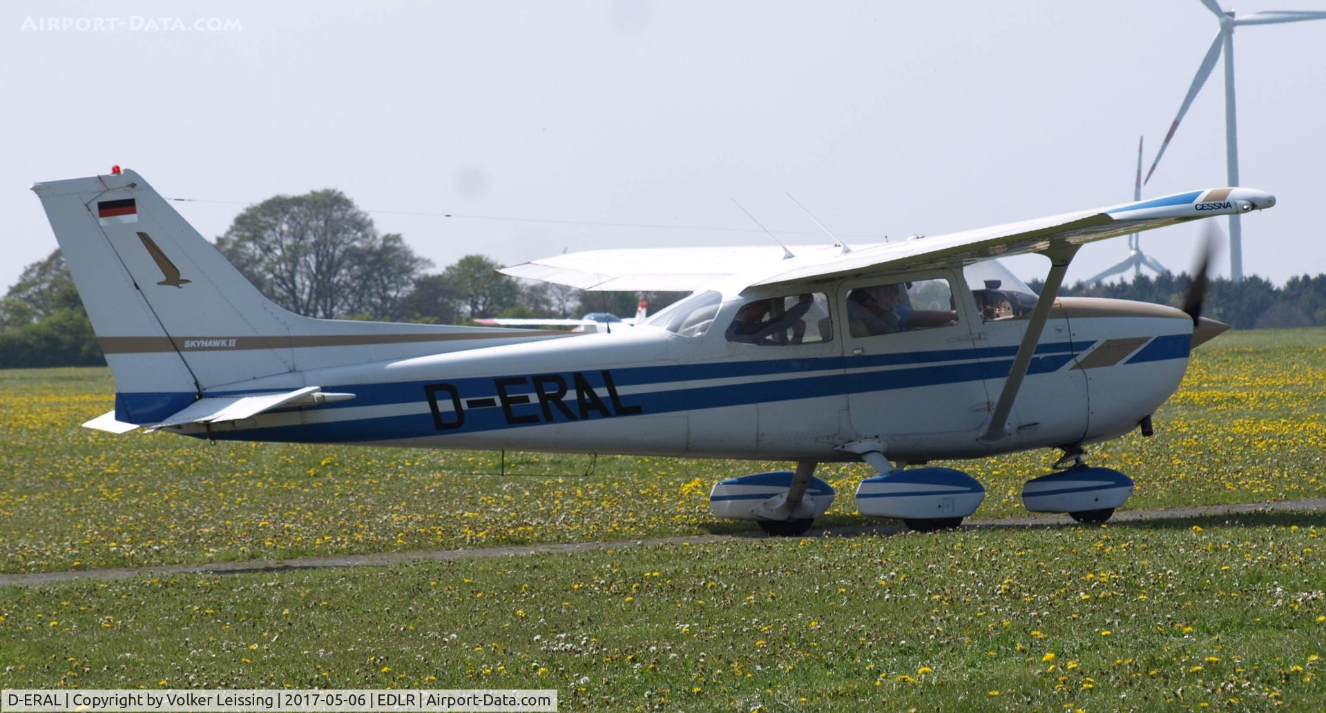D-ERAL, Cessna 172N Skyhawk C/N 17271122, taxi to rwy