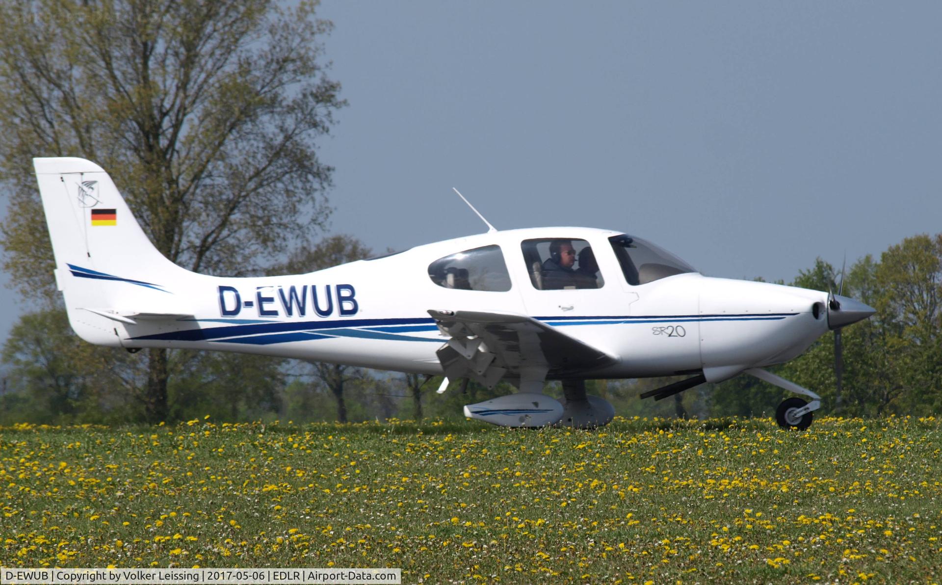 D-EWUB, 2002 Cirrus SR20 C/N 1177, landing