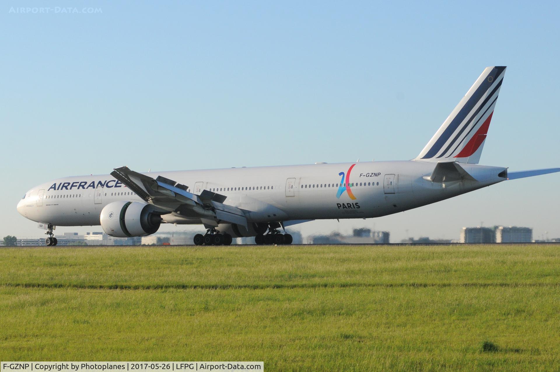 F-GZNP, 2015 Boeing 777-328/ER C/N 37435, CDG landing