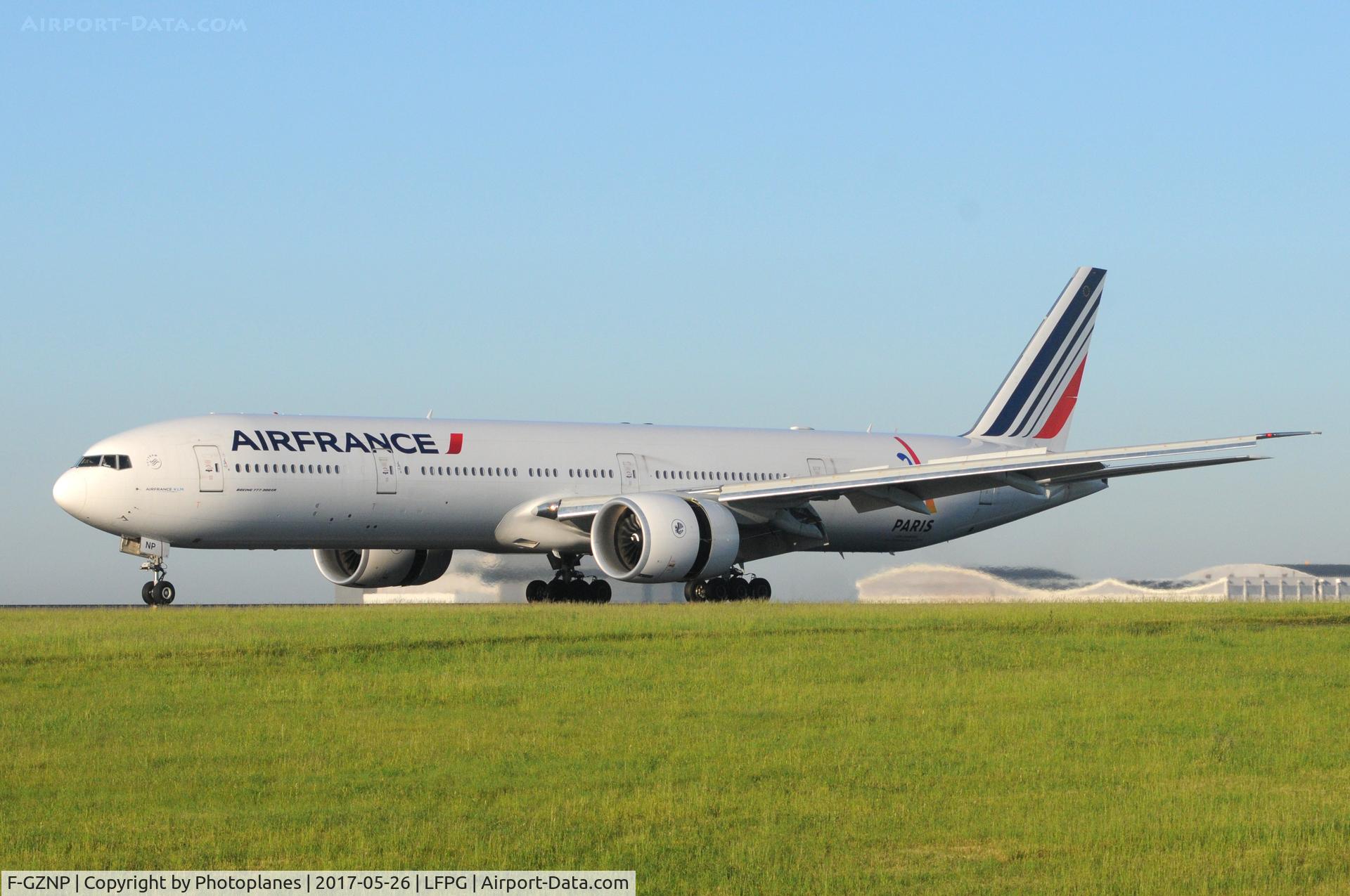 F-GZNP, 2015 Boeing 777-328/ER C/N 37435, CDG landing