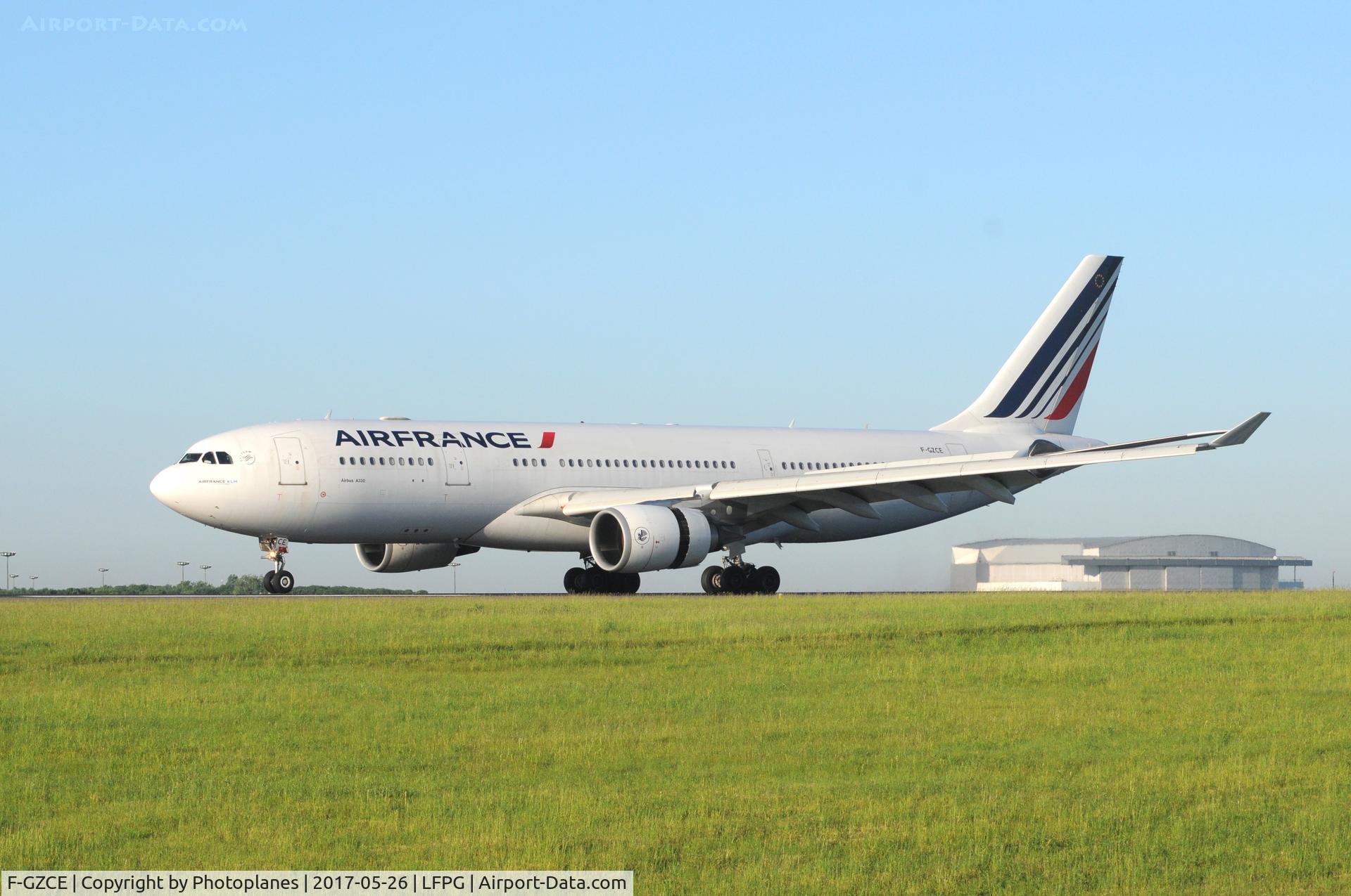 F-GZCE, 2002 Airbus A330-203 C/N 465, CDG landing