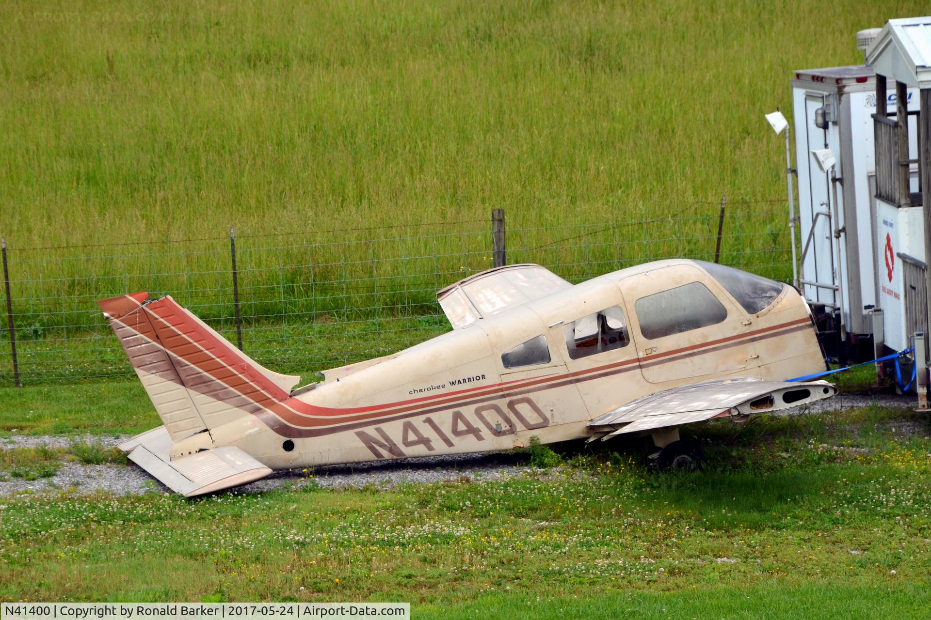 N41400, 1974 Piper PA-28-151 C/N 28-7415201, Aircraft located along side road outside Lancaster, KY