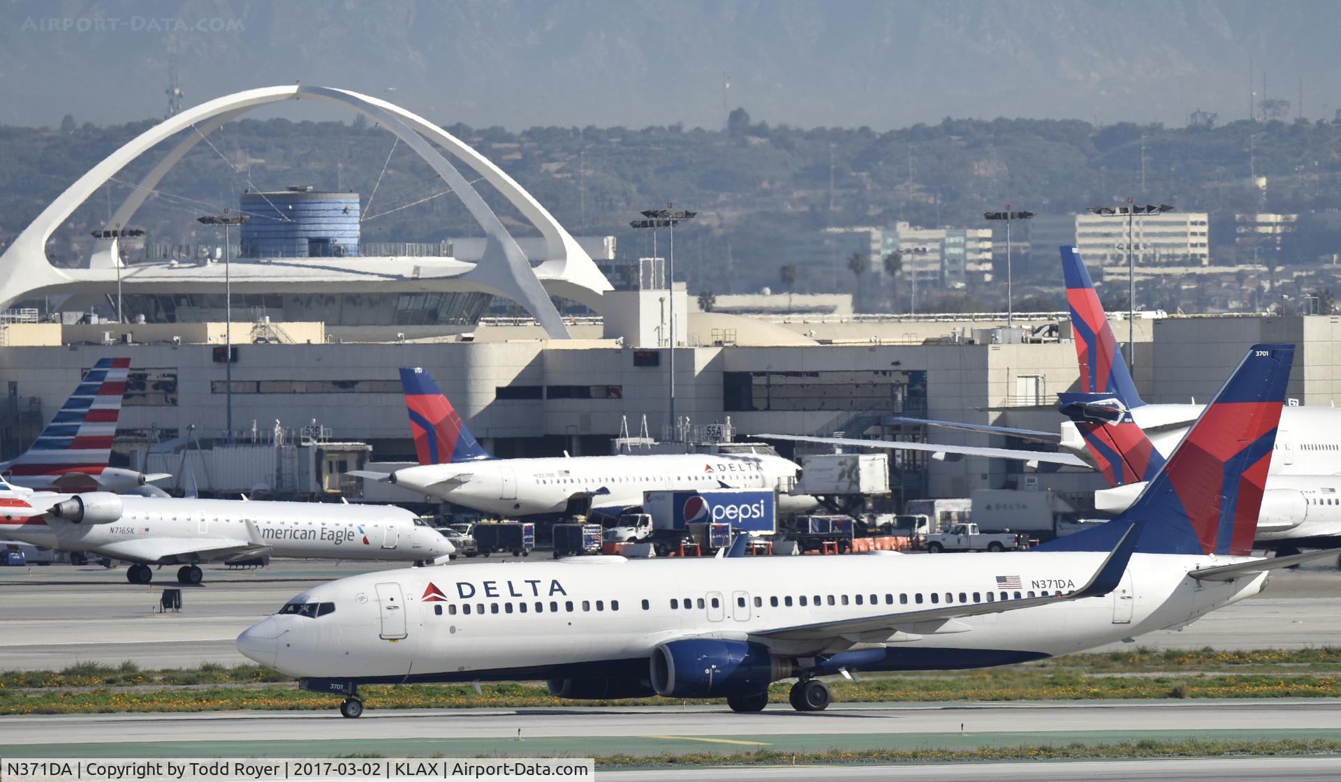 N371DA, 1998 Boeing 737-832 C/N 29619, Arrived at LAX on 25L
