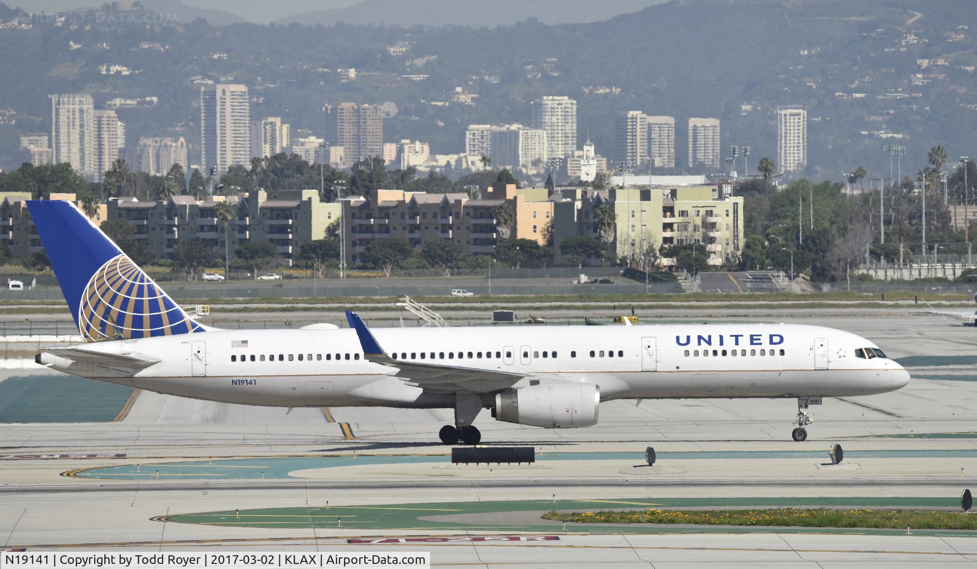 N19141, 2000 Boeing 757-224 C/N 30354, Taxiing to gate at LAX