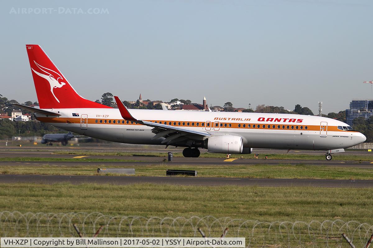 VH-XZP, 2014 Boeing 737-838 C/N 44577, retro-roo