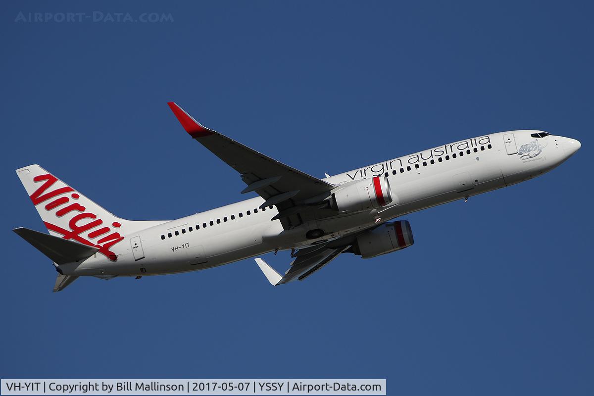 VH-YIT, 2012 Boeing 737-8FE C/N 38717, away from 34L