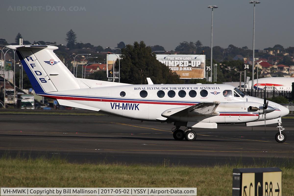 VH-MWK, 2008 Hawker Beechcraft B200C C/N BL-152, taxiing
