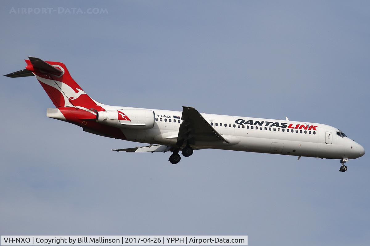 VH-NXO, 2001 Boeing 717-231 C/N 55096, finals