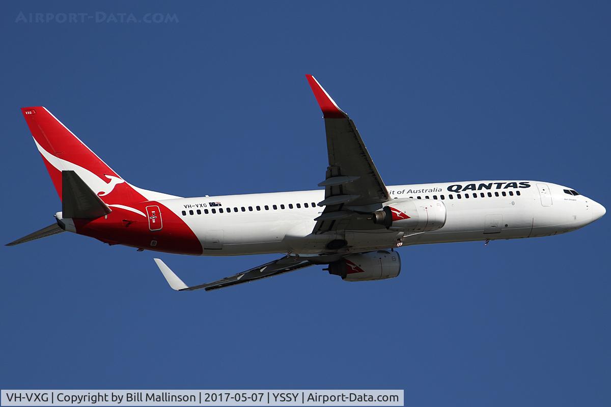 VH-VXG, 2001 Boeing 737-838 C/N 30901, away from 34L
