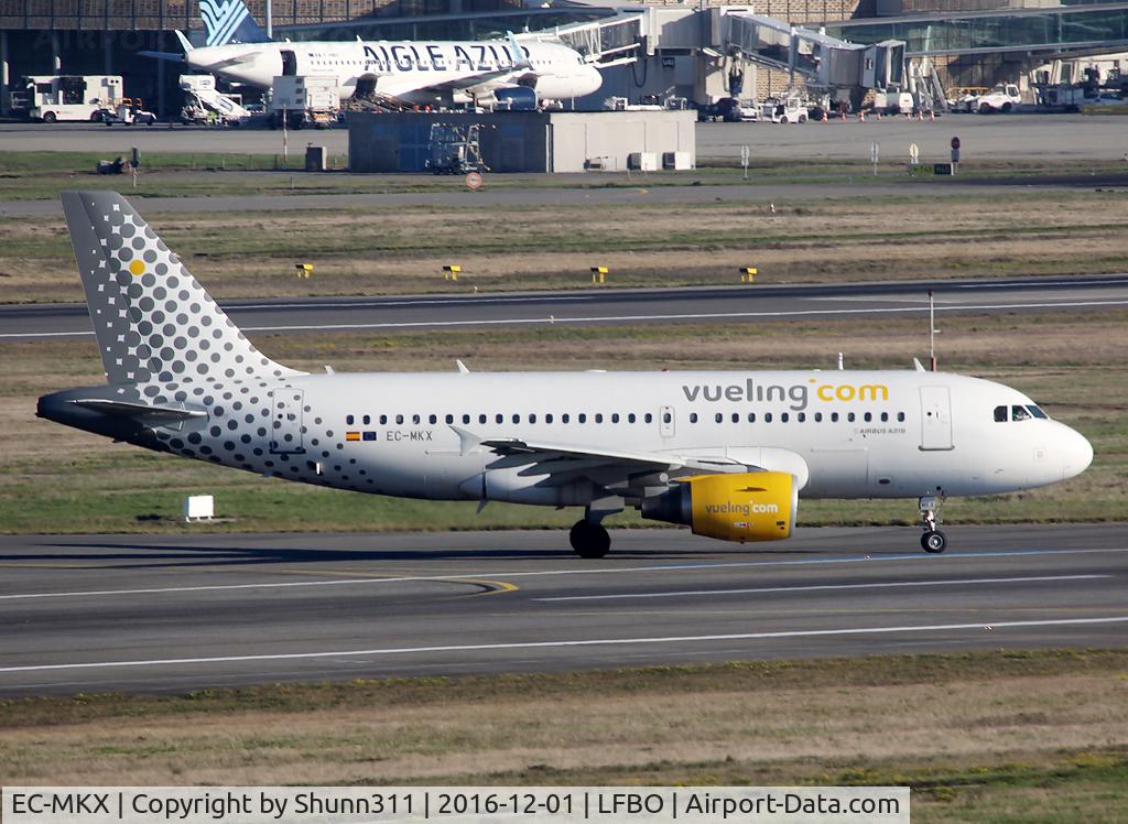 EC-MKX, 2007 Airbus A319-111 C/N 3054, Lining up rwy 14R for departure