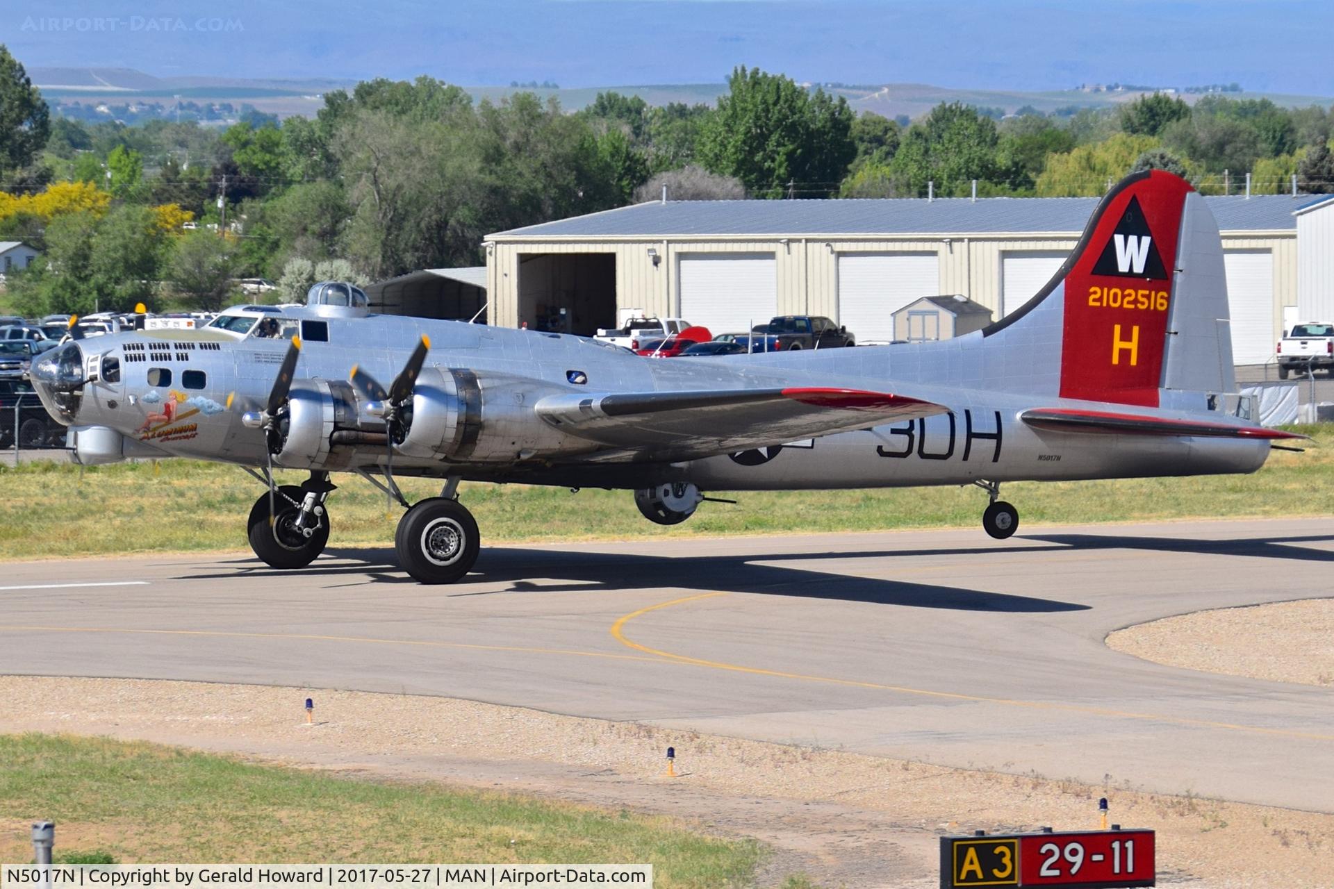 N5017N, 1944 Lockheed/Vega (Boeing) B-17G-105-VE Flying Fortress C/N 8649, Landing RWY 11.