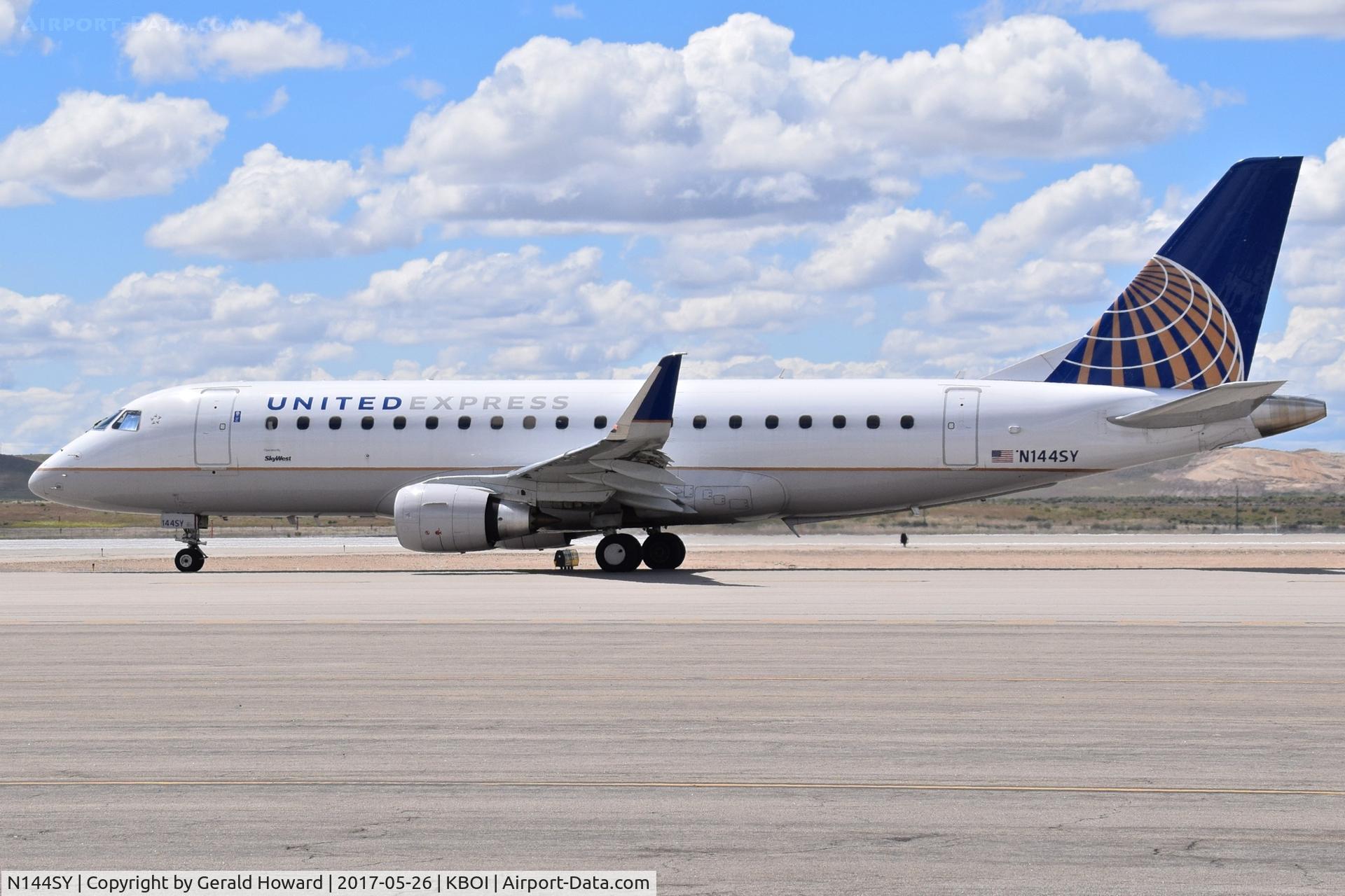N144SY, 2015 Embraer 175LR (ERJ-170-200LR) C/N 17000482, Taxiing on Alpha.