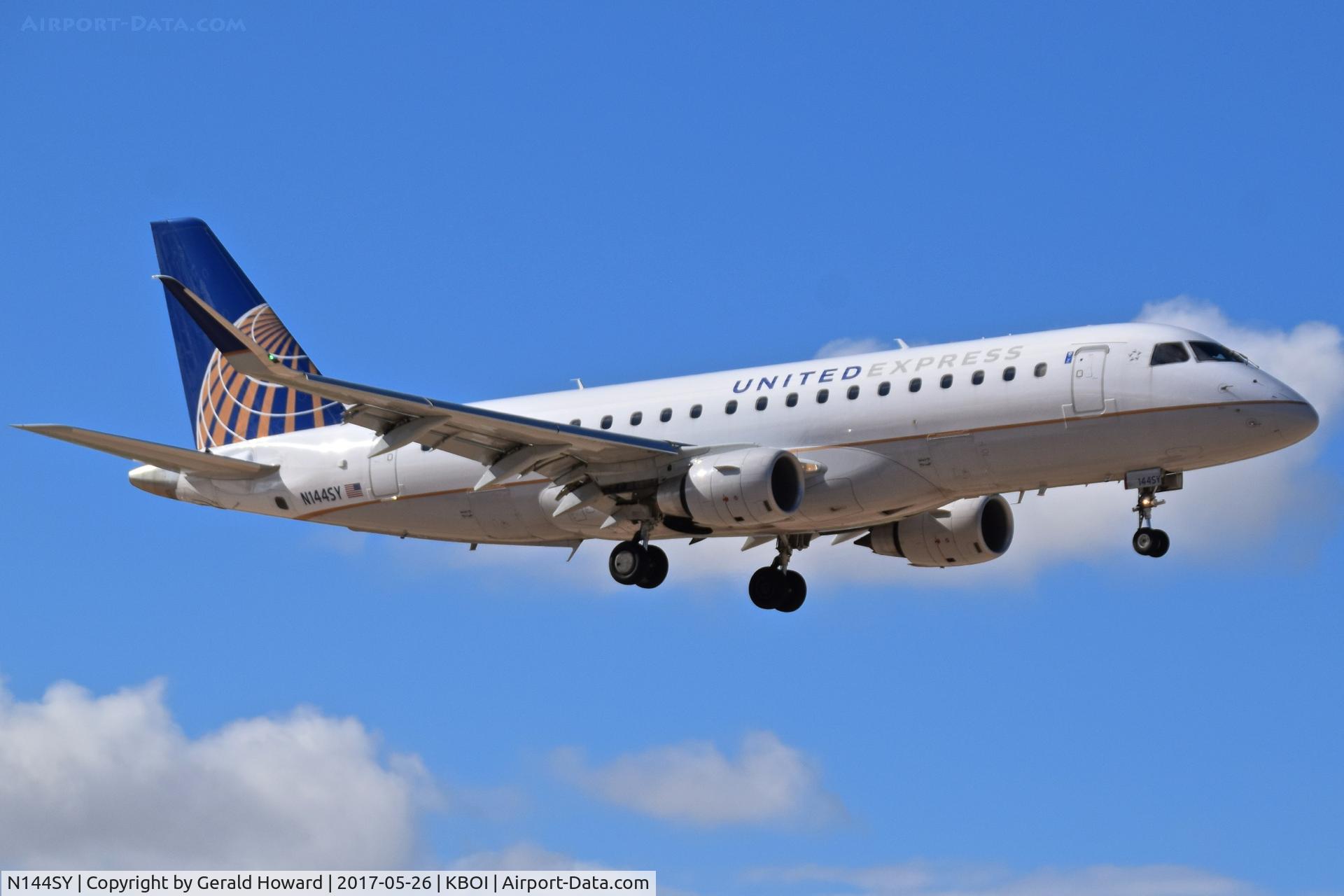 N144SY, 2015 Embraer 175LR (ERJ-170-200LR) C/N 17000482, Landing RWY 28R.