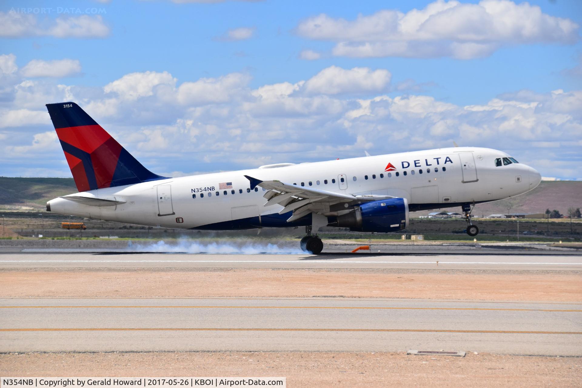 N354NB, 2002 Airbus A319-114 C/N 1833, Landing RWY 28R.