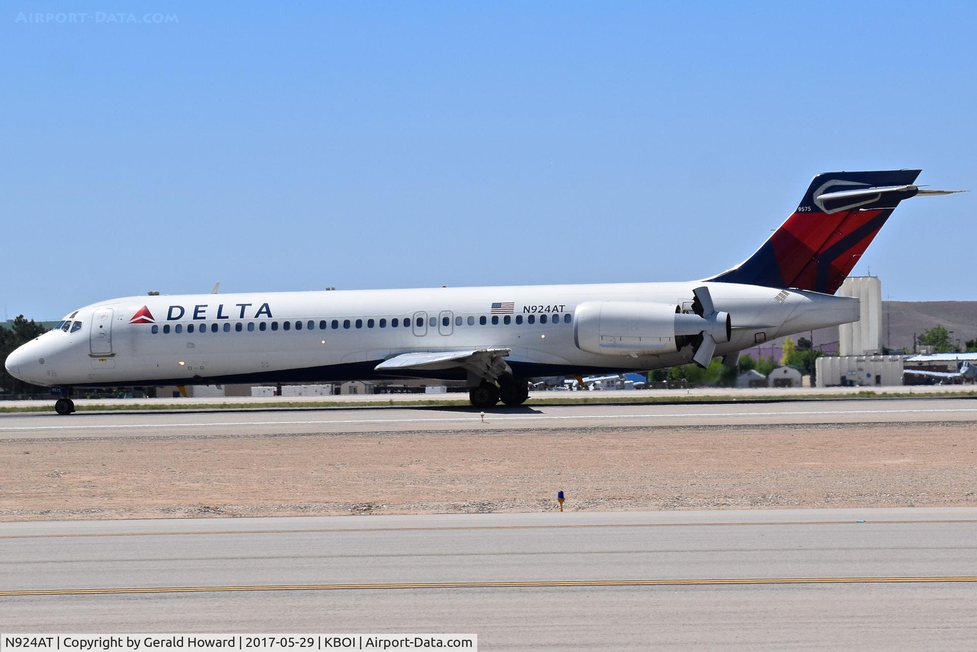 N924AT, 2000 Boeing 717-200 C/N 55080, Landing roll out on RWY 10L.