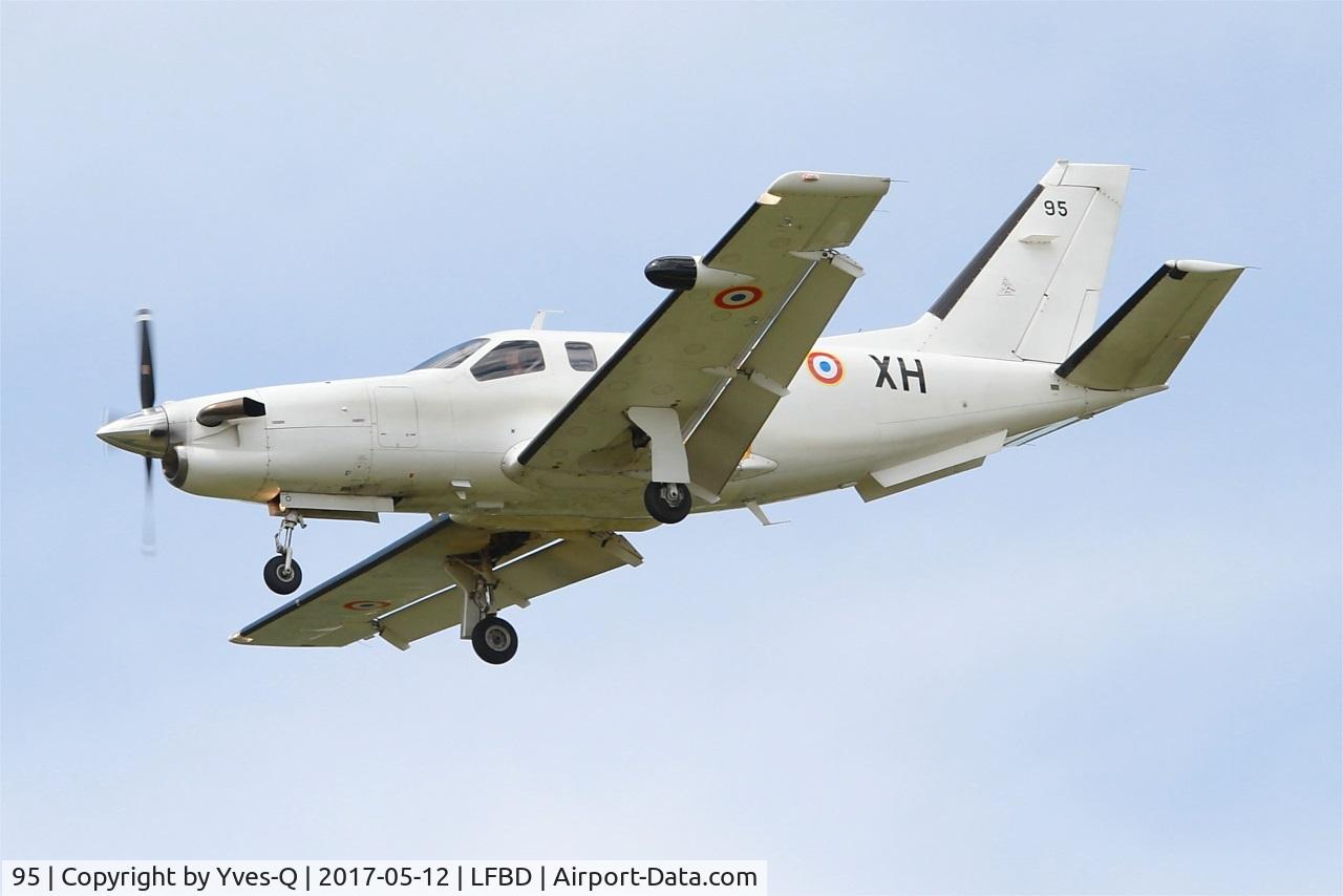 95, Socata TBM-700A C/N 95, Socata TBM-700A, On final rwy 23, Bordeaux-Mérignac airport (LFBD-BOD)