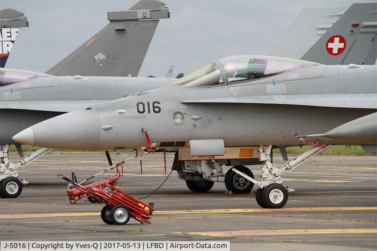 J-5016, 2001 McDonnell Douglas F/A-18C Hornet C/N 1363, Swiss Air Force McDonnell Douglas FA-18C Hornet, Flight line, Bordeaux-Mérignac airport Air Base (LFBD-BOD) Open day 2017