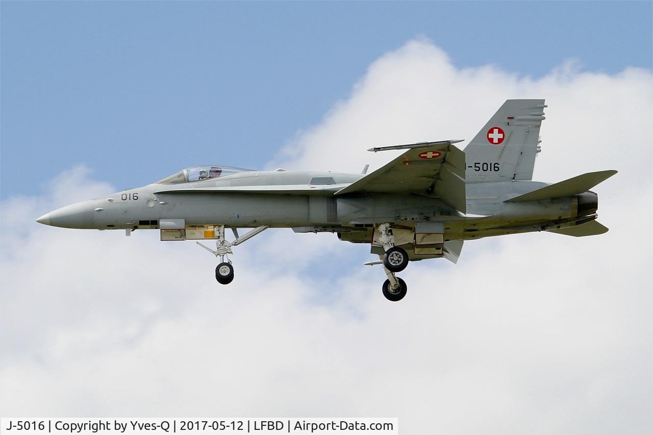 J-5016, 2001 McDonnell Douglas F/A-18C Hornet C/N 1363, Swiss Air Force McDonnell Douglas FA-18C Hornet, On final rwy 23, Bordeaux-Mérignac airport (LFBD-BOD)