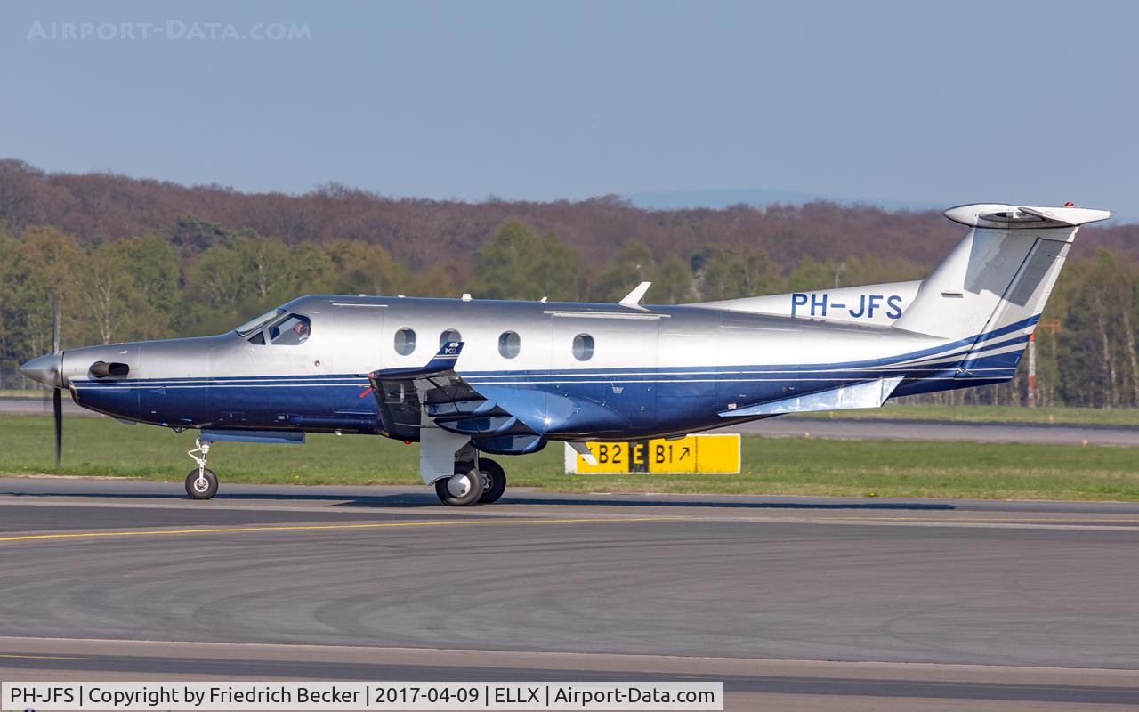 PH-JFS, 2002 Pilatus PC-12/45 C/N 477, taxying to the apron