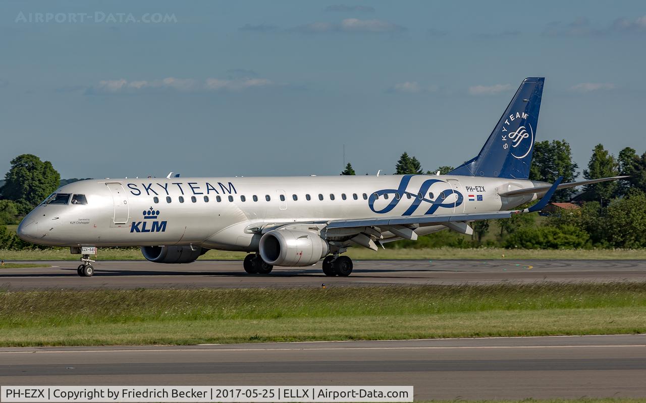 PH-EZX, 2012 Embraer 190LR (ERJ-190-100LR) C/N 19000545, taxying to the apron