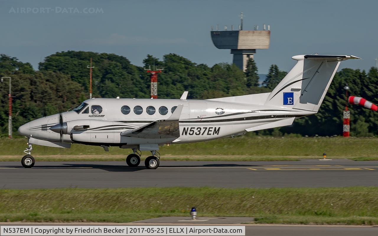 N537EM, 1993 Beech B200 Super King Air King Air C/N BB-1462, taxying to the apron