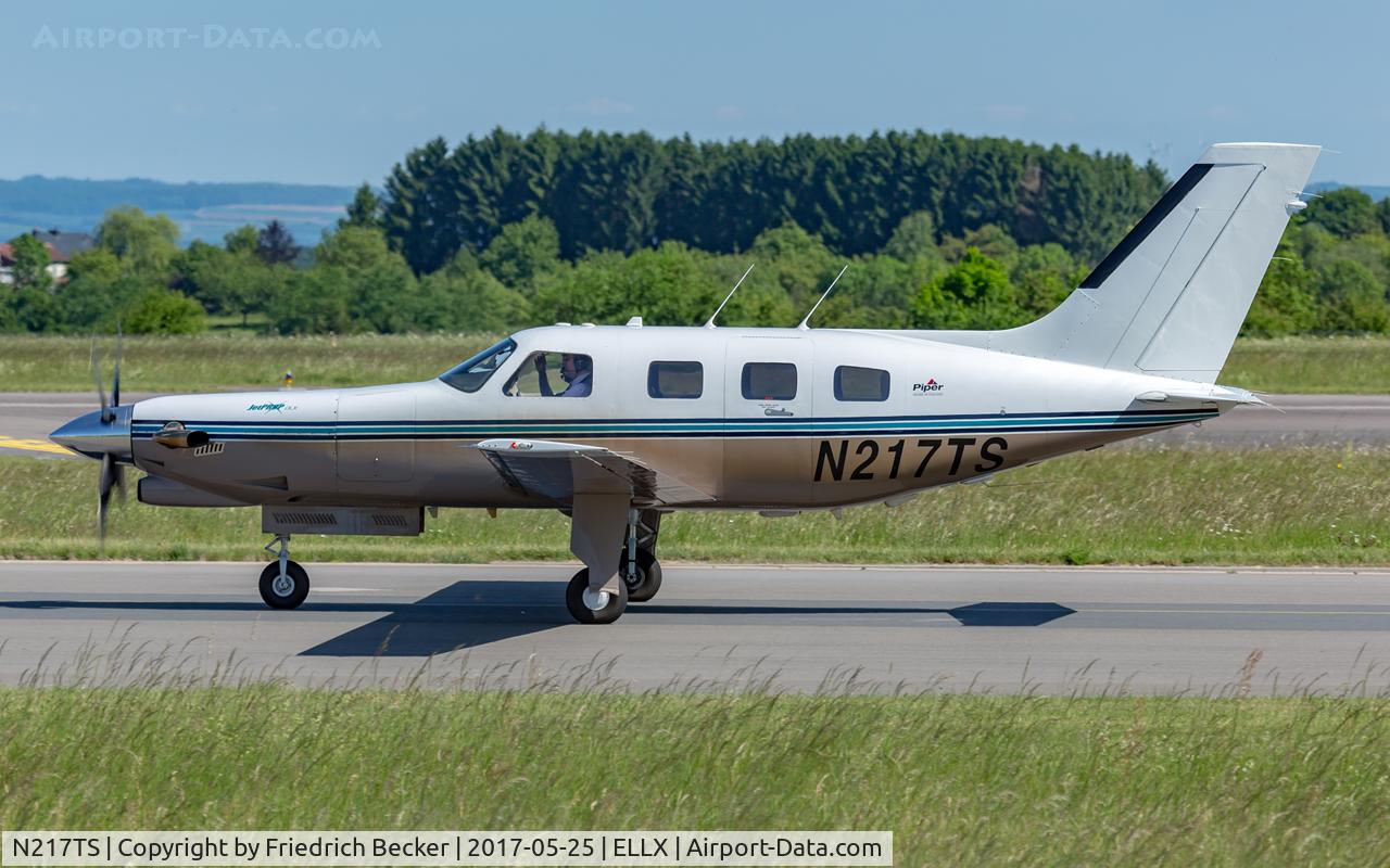 N217TS, Piper PA-46-350P JetPROP DLX Malibu Mirage C/N 4636144, taxying to the apron