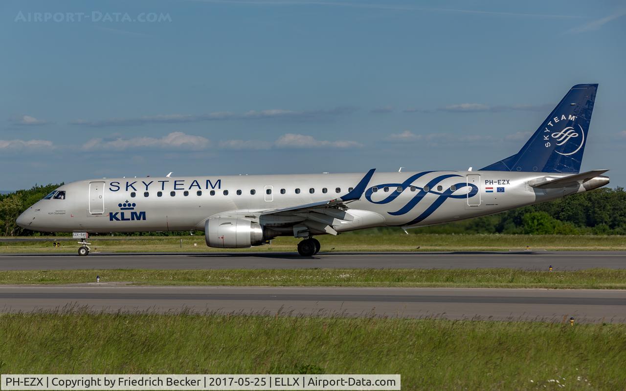 PH-EZX, 2012 Embraer 190LR (ERJ-190-100LR) C/N 19000545, taxying to the apron