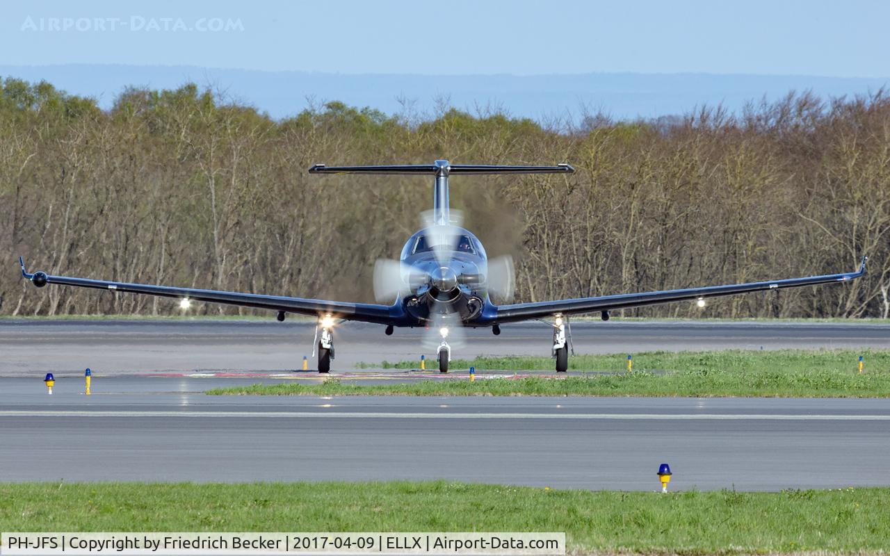 PH-JFS, 2002 Pilatus PC-12/45 C/N 477, taxying to the apron
