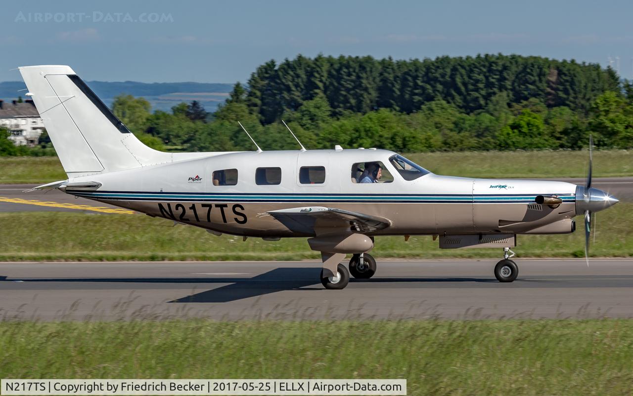 N217TS, Piper PA-46-350P JetPROP DLX Malibu Mirage C/N 4636144, taxying to the active