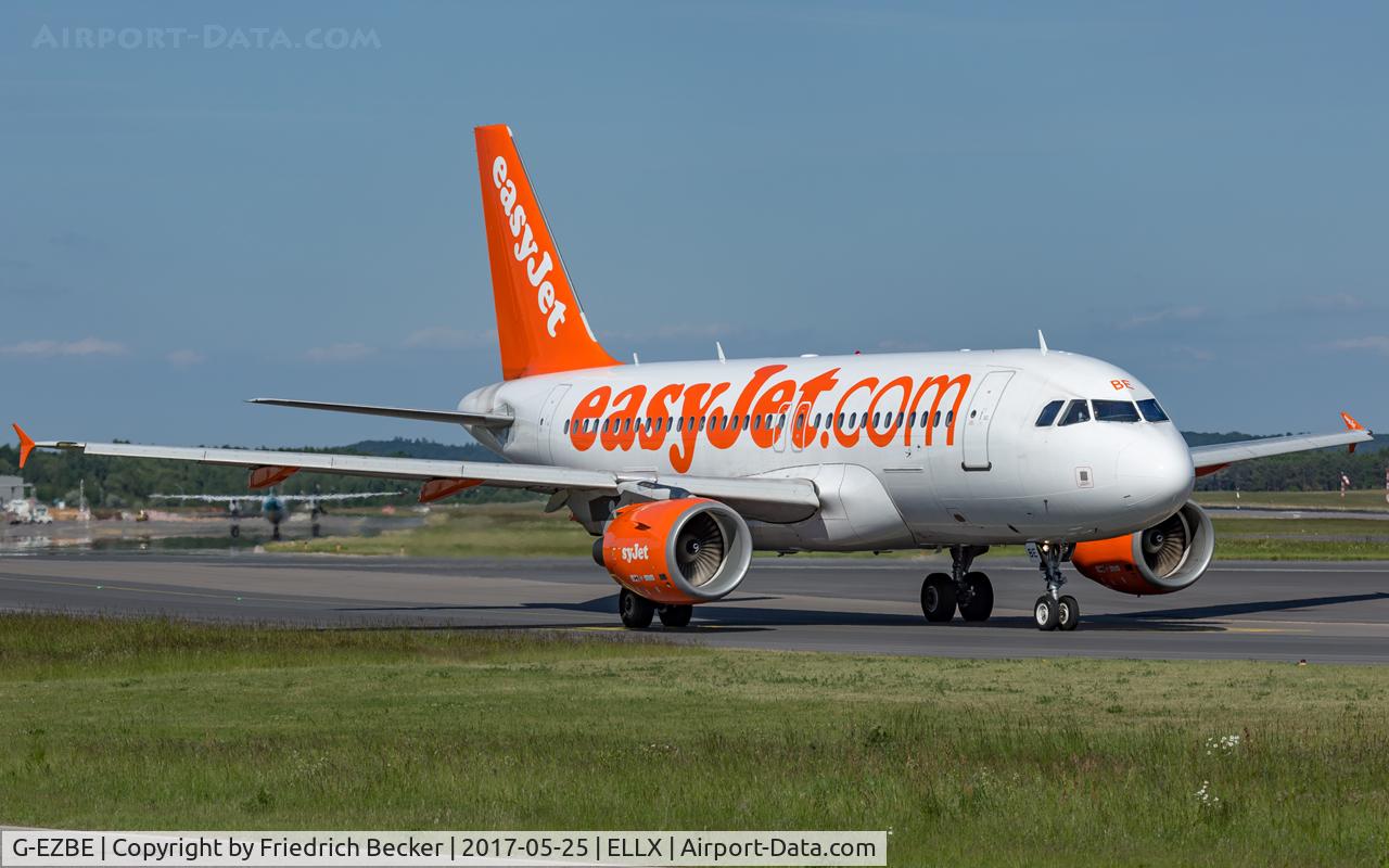 G-EZBE, 2006 Airbus A319-111 C/N 2884, taxying to the active