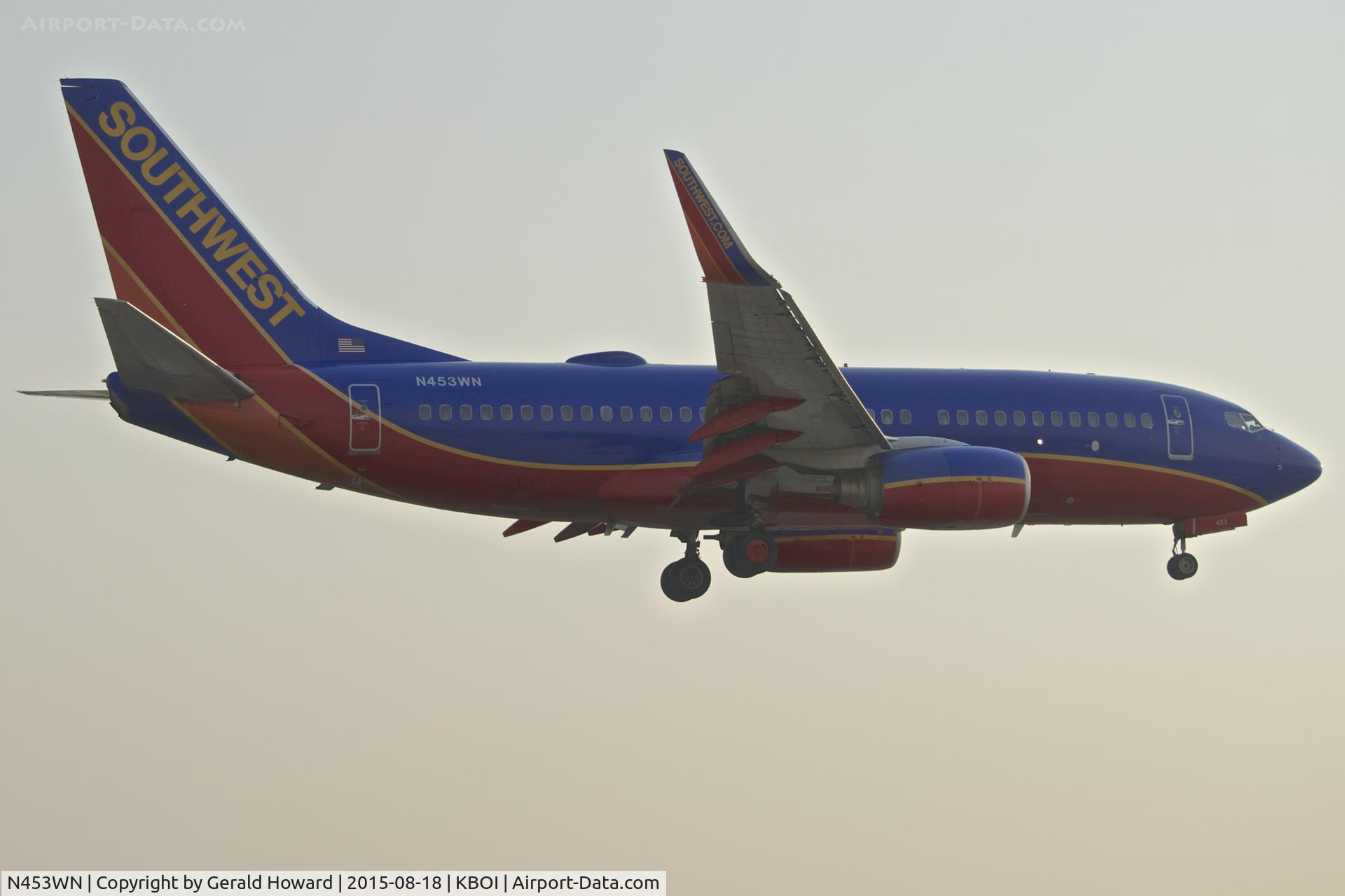 N453WN, 2004 Boeing 737-7H4 C/N 29847, Landing RWY 10L.