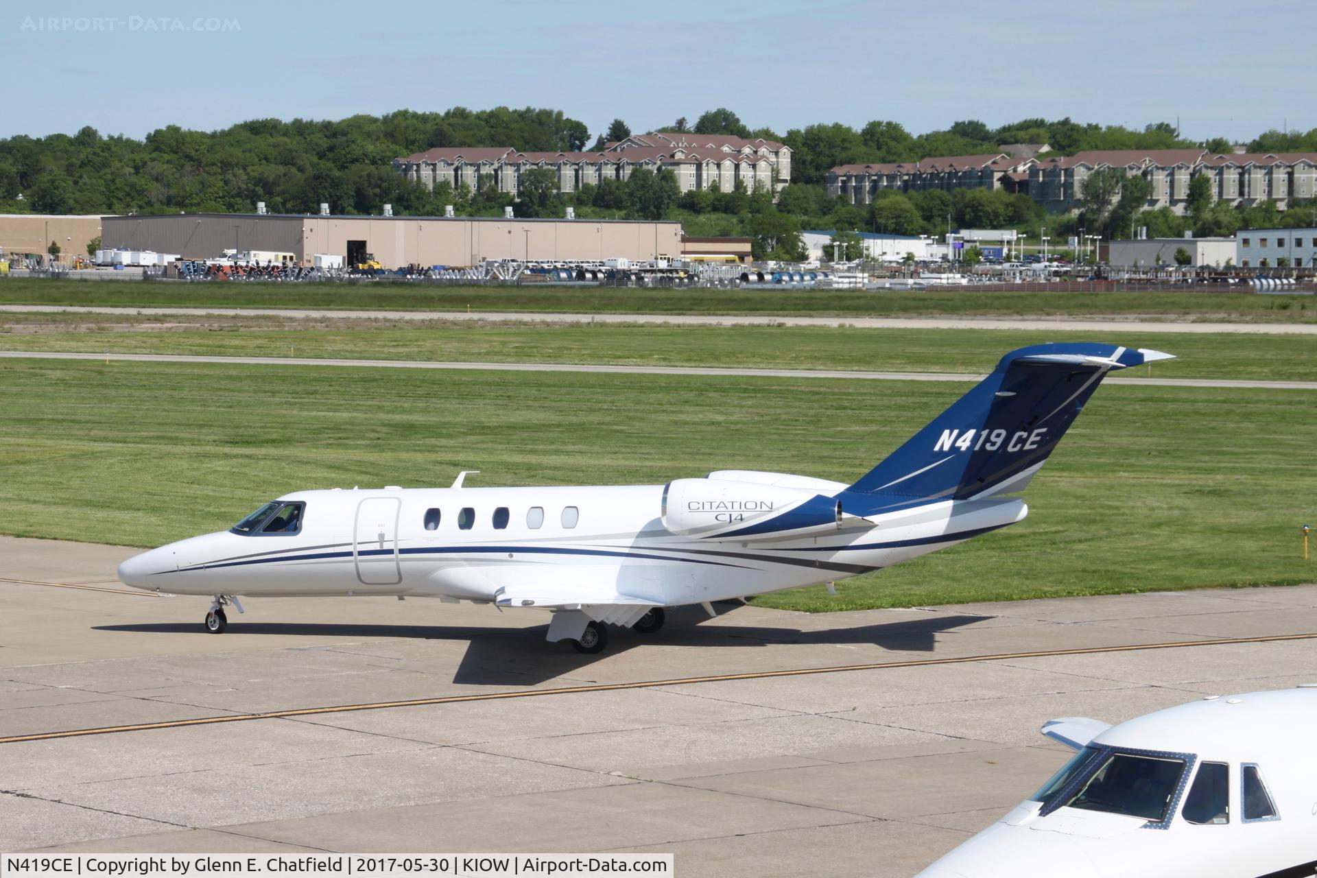 N419CE, 2015 Cessna 525C CitationJet CJ4 C/N 525C-0192, Taxiing in from arrival runway
