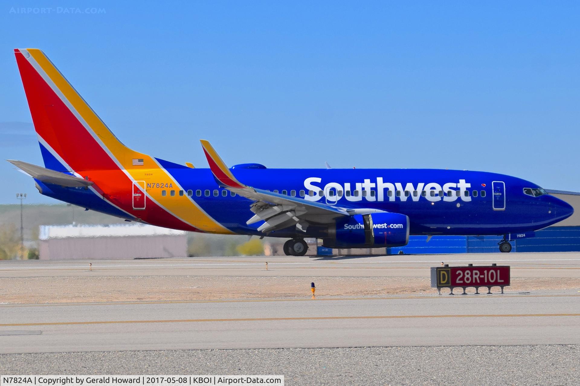N7824A, 2001 Boeing 737-7BK C/N 30617, Landing roll out on RWY 28R.