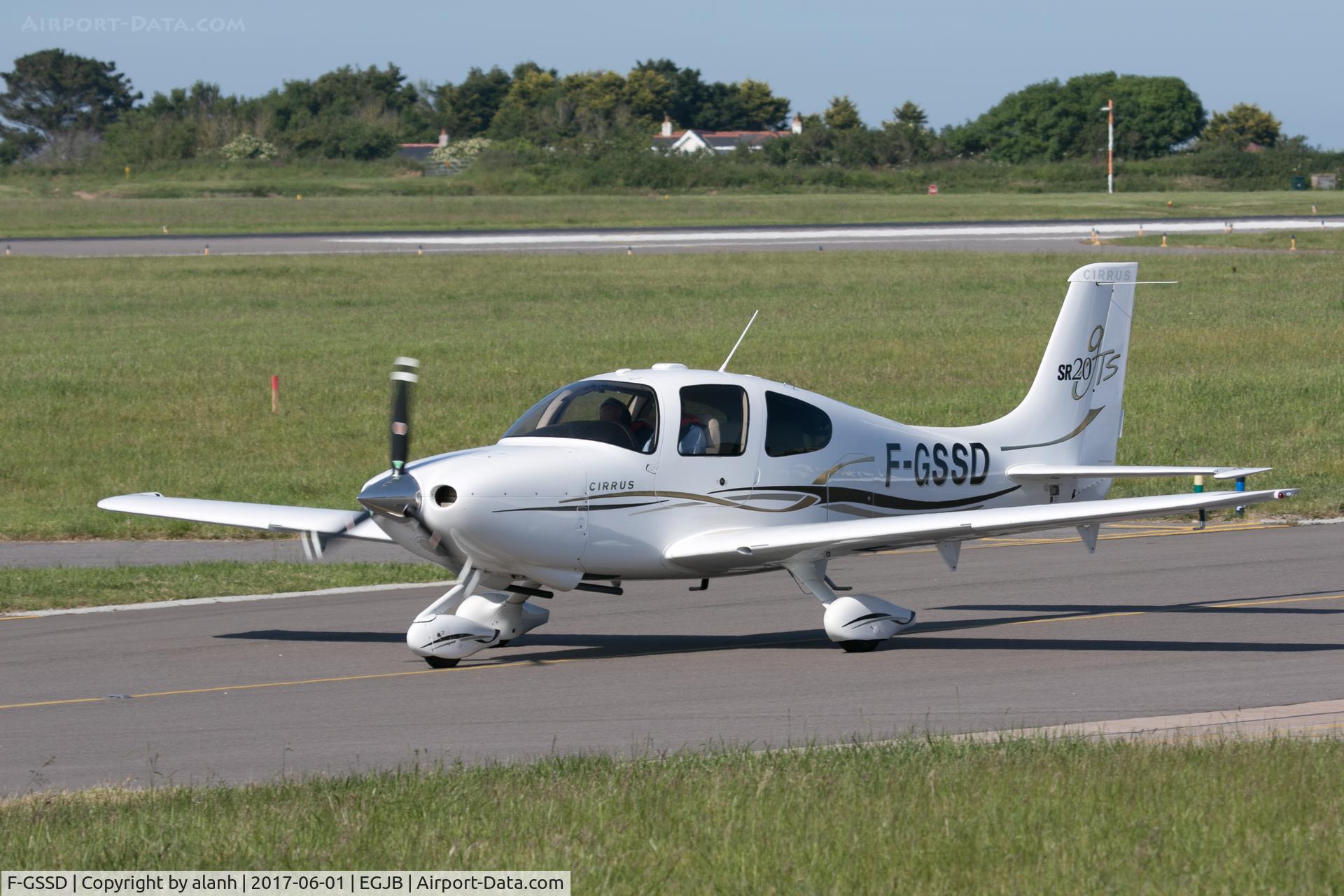 F-GSSD, 2007 Cirrus SR20 GTS C/N 1858, Taxying for departure at Guernsey