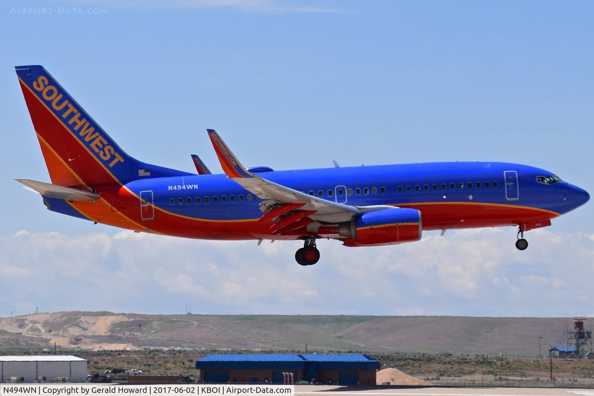N494WN, 2004 Boeing 737-7H4 C/N 33868, Landing RWY 28R.