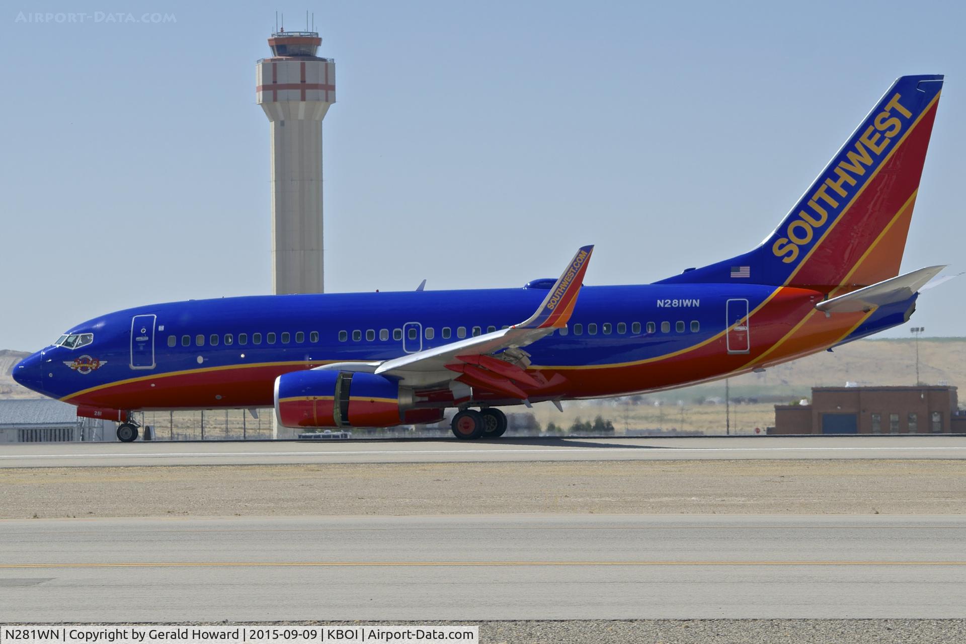 N281WN, 2007 Boeing 737-7H4 C/N 36528, Landing RWY 10L.