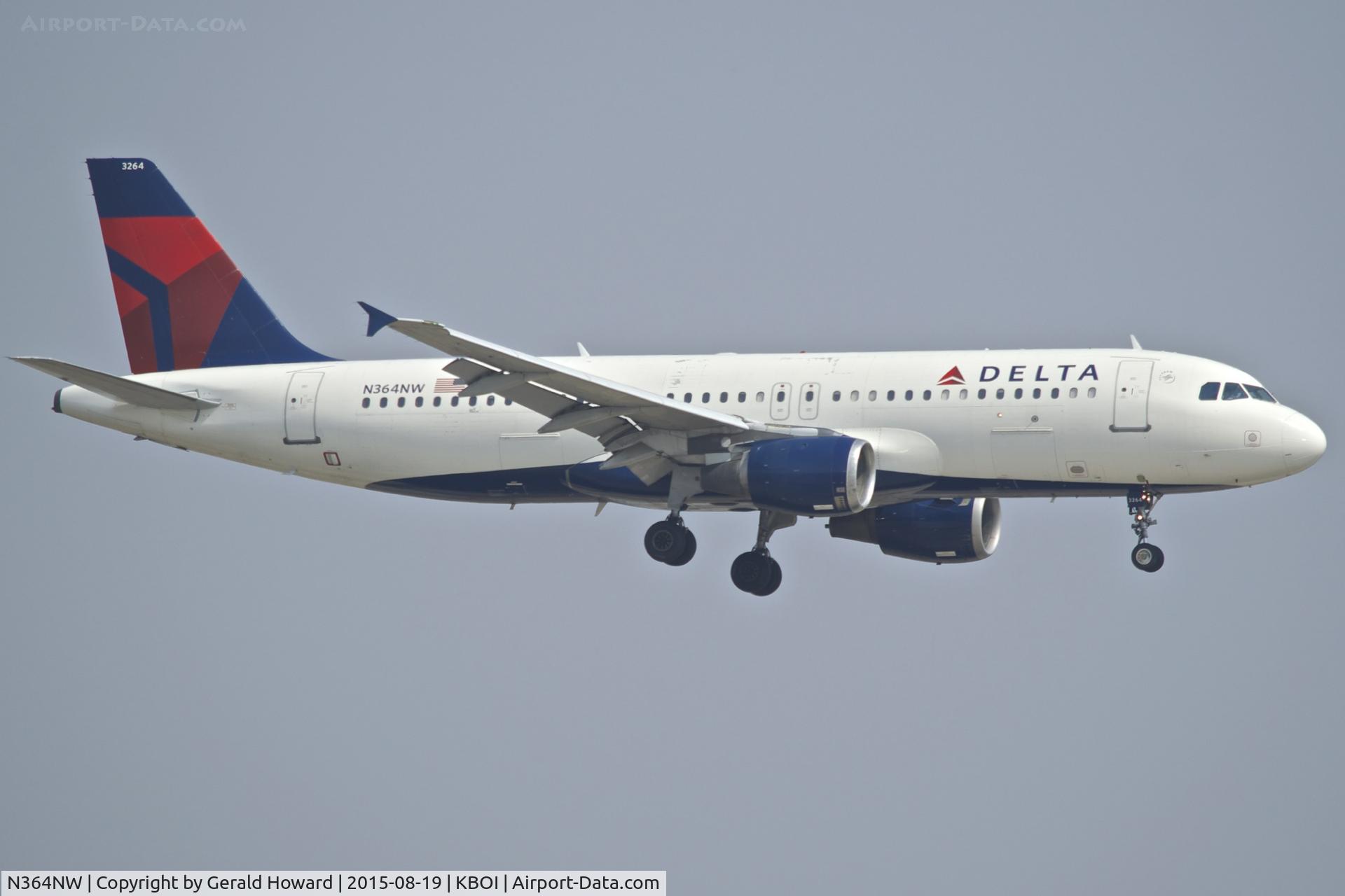 N364NW, 1999 Airbus A320-212 C/N 0962, Landing RWY 10L.