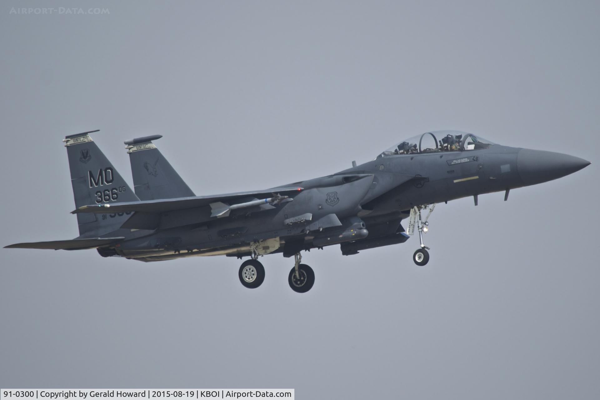 91-0300, 1991 McDonnell Douglas F-15E Strike Eagle C/N 1207/E165, On final for RWY 10R.  366th Fighter Wing, Mountain Home AFB, Idaho.