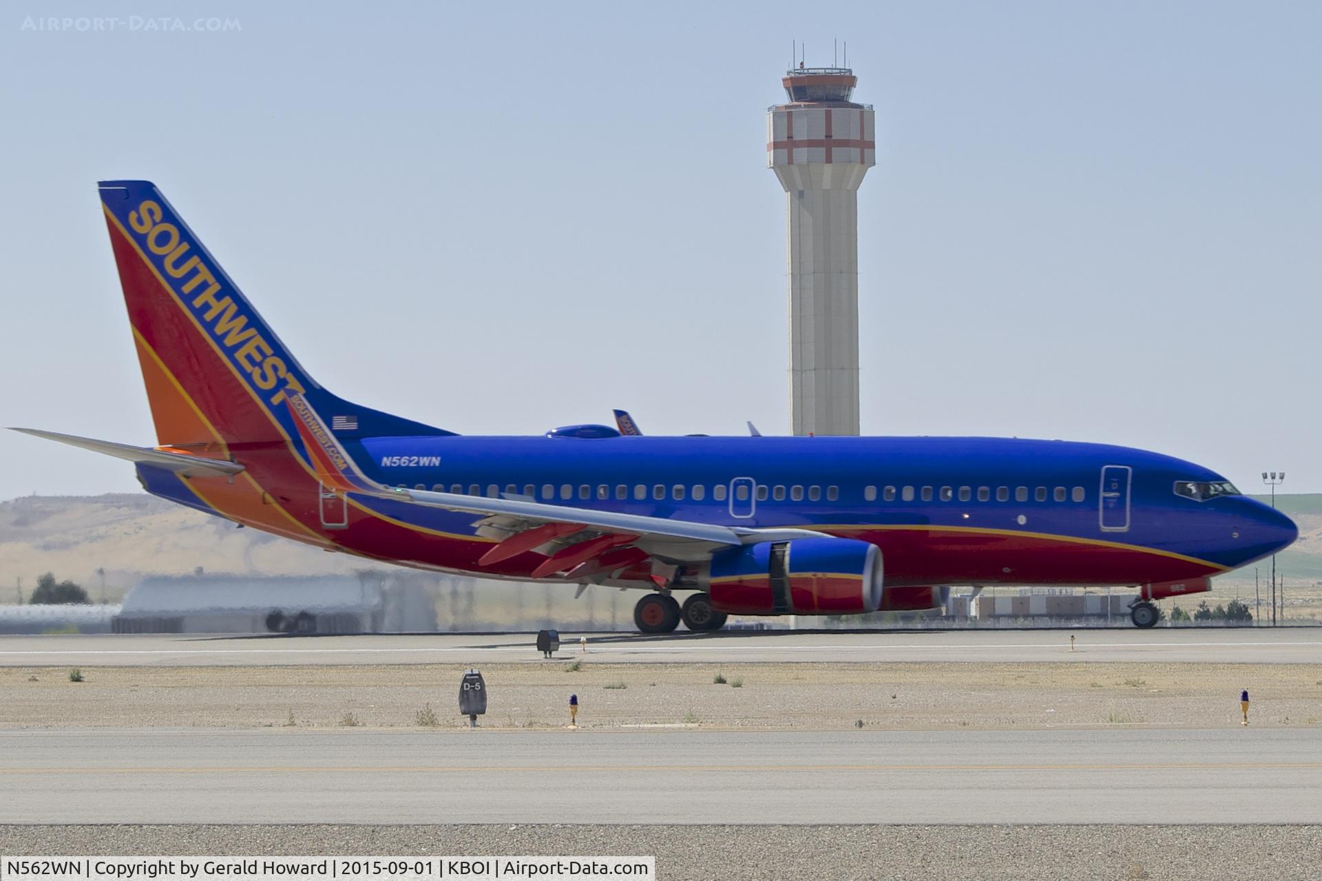 N562WN, 2000 Boeing 737-790 C/N 30778, Landing RWY 28R.