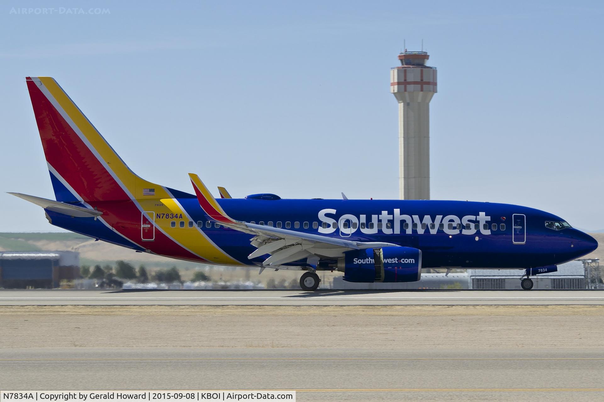 N7834A, 2004 Boeing 737-752 C/N 33789, Landing RWY 28R.