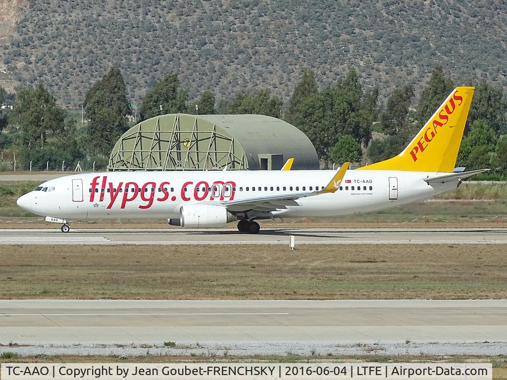 TC-AAO, 2000 Boeing 737-86N C/N 28619, Pegasus Airlines take off to Milan