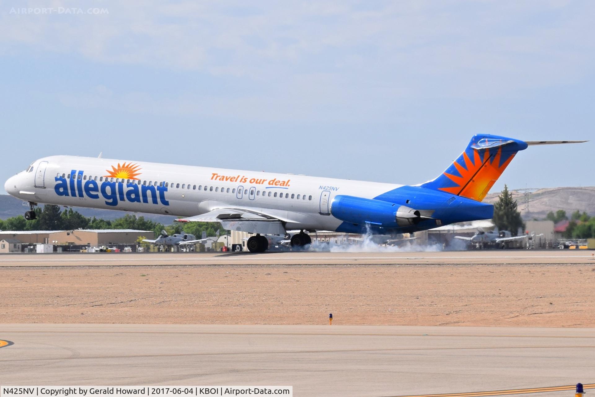N425NV, 1986 McDonnell Douglas MD-82 (DC-9-82) C/N 49438, Landing on RWY 10L.