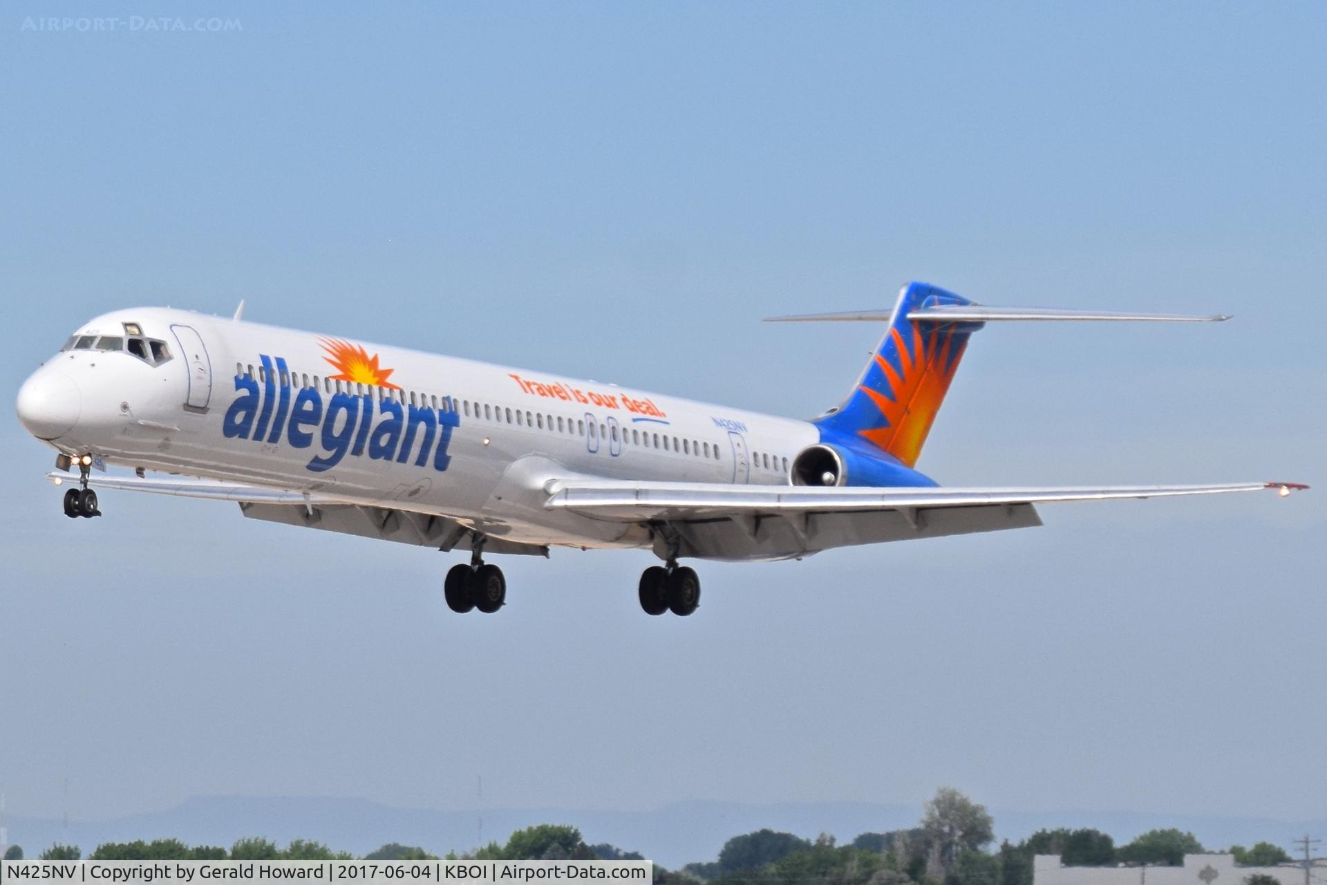 N425NV, 1986 McDonnell Douglas MD-82 (DC-9-82) C/N 49438, On final for RWY 10R.